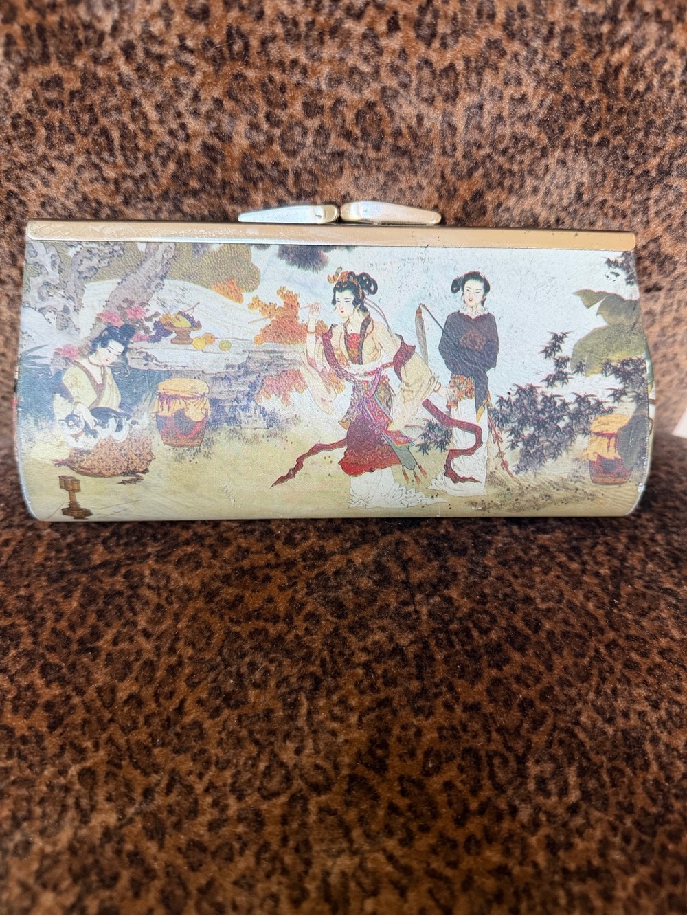 Vintage-Inspired Floral Art Clutch Wallet in Cream and Red